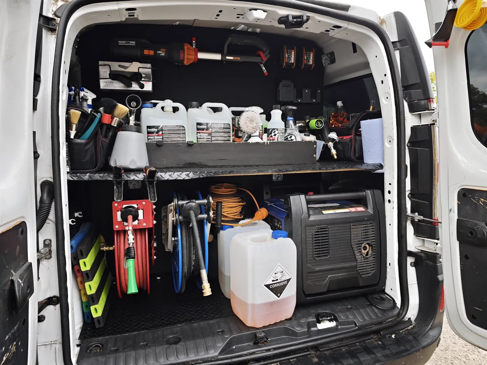 Camionnette Clean My Lux équipée : groupe électrogène, réserve d'eau et produits professionnels